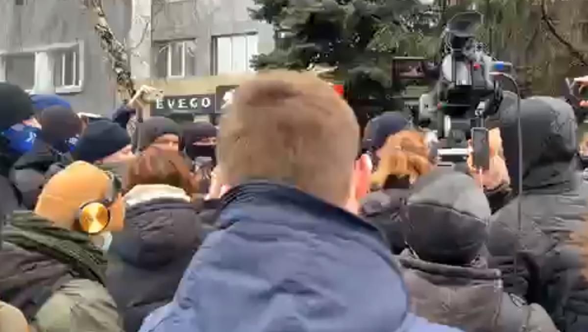 Активіста, що побив працівника каналу НАШ, можуть посадити на 5 років Активіста, що побив працівника каналу НАШ, можуть посадити на 5 років