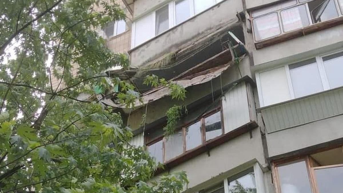 Подробности обвала балкона на Харьковском в Киеве