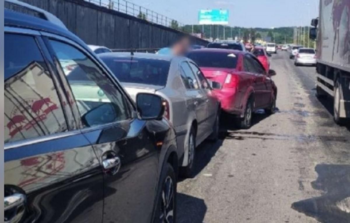 На Южном мосту в Киеве столкнулись 6 автомобилей 12 июня 2021 На Южном мосту в Киеве столкнулись 6 автомобилей 12 июня 2021