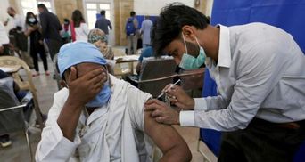 У Пакистані блокуватимуть телефони тим, хто відмовиться вакцинуватись проти COVID-19