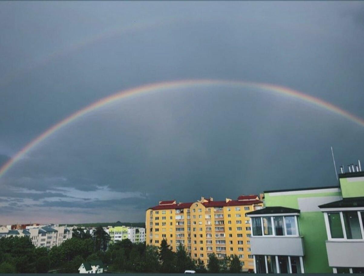 На Львовщине погода поражала двойной радугой: видео