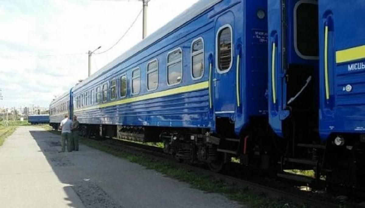 В поезде Рахов - Киев мужчина упал с верхней полки и умер