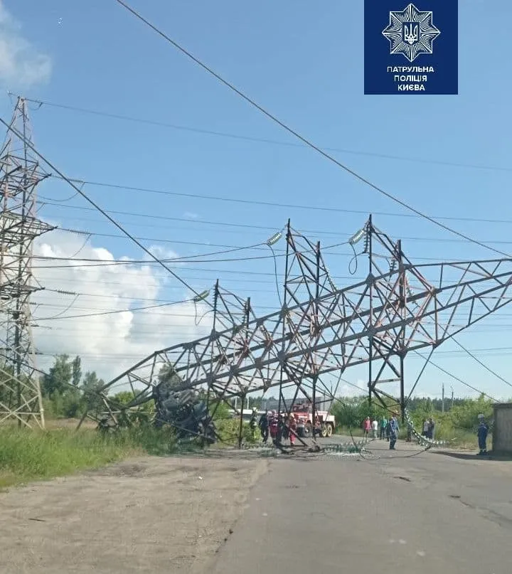 Вантажівка влетіла в опору ЛЕП Вантажівка влетіла в опору ЛЕП