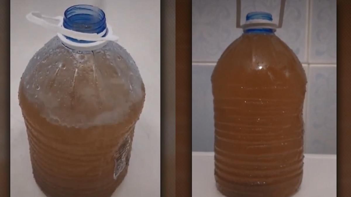 Вода в Криму: людям доводиться купувати в автоматах та магазинах Вода в Криму: людям доводиться купувати в автоматах та магазинах