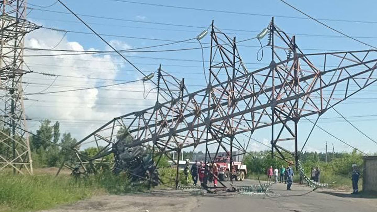 В Киеве 12.06.2021 грузовик влетел в высоковольтную опору