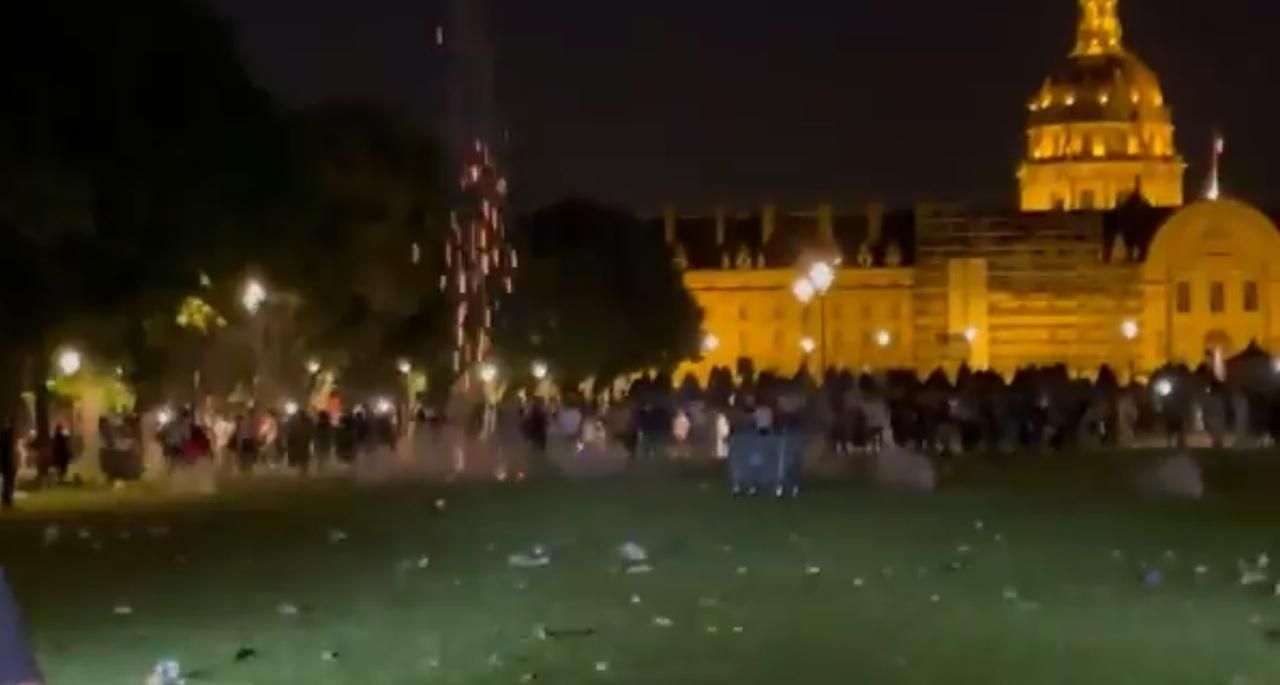 Сльозогінний газ та петарди: у центрі Парижа розігнали гучну вечірку Сльозогінний газ та петарди: у центрі Парижа розігнали гучну вечірку