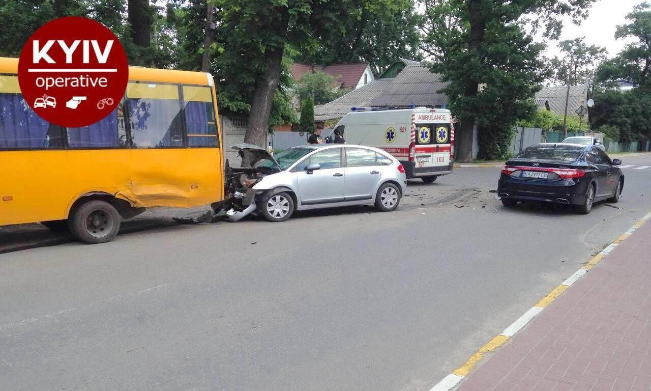 В Ірпені сталася ДТП з маршруткою: постраждали 5 людей В Ірпені сталася ДТП з маршруткою: постраждали 5 людей