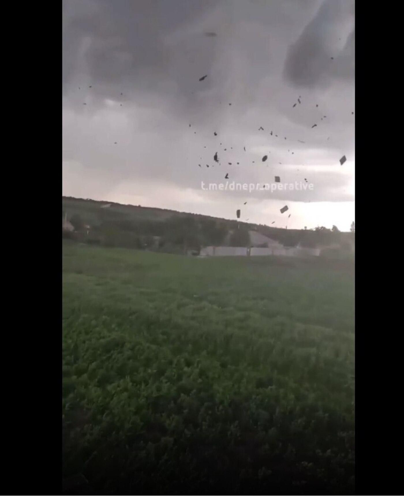 На Дніпропетровщині потужний смерч налякав людей: відео 