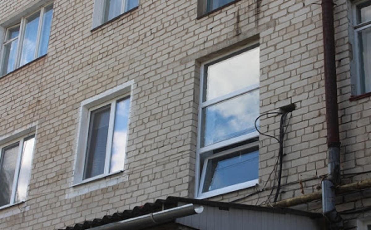 На Днепропетровщине из окна 2-го этажа сняли 5-летнюю девочку