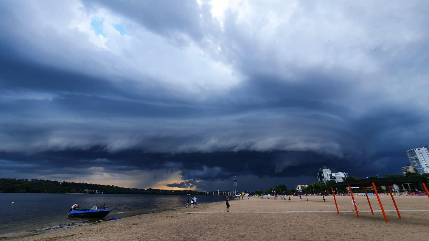 Апокаліпсис у Запоріжжі: фото та відео страхітливого природного явища Апокаліпсис у Запоріжжі: фото та відео страхітливого природного явища