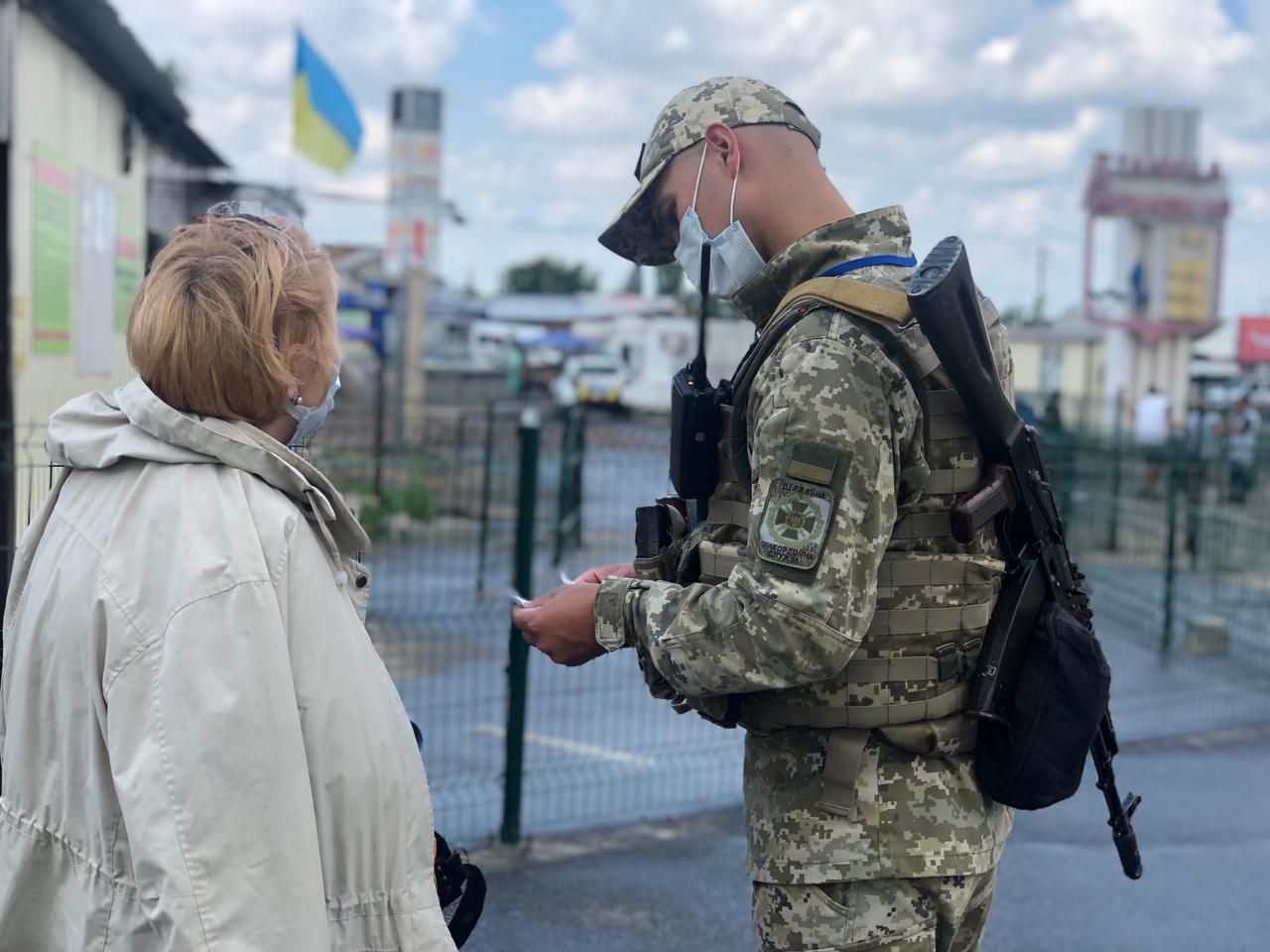 Оккупанты заблокировали движение в большинстве КПВВ