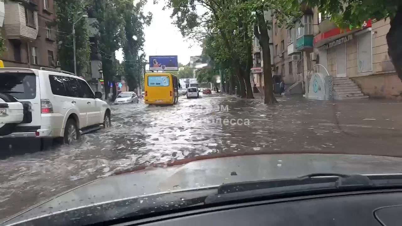 Улицы Одессы превратились в реки: шокирующее видео последствий непогоды