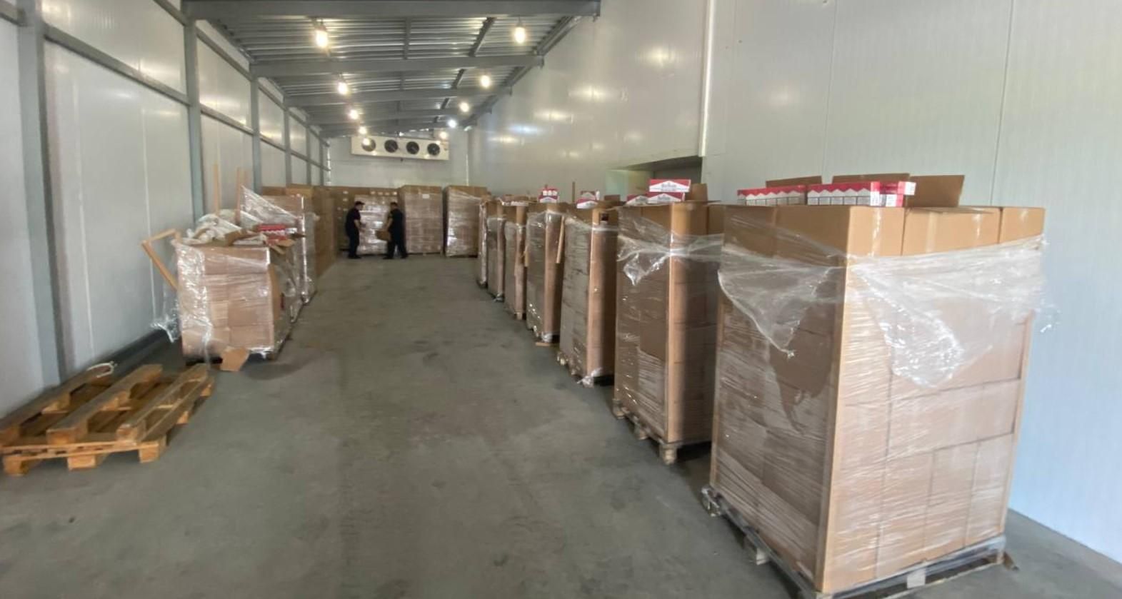 У вантажівці з вишнями: прикордонники натрапили на сотні ящиків контрабандних сигарет У вантажівці з вишнями: прикордонники натрапили на сотні ящиків контрабандних сигарет