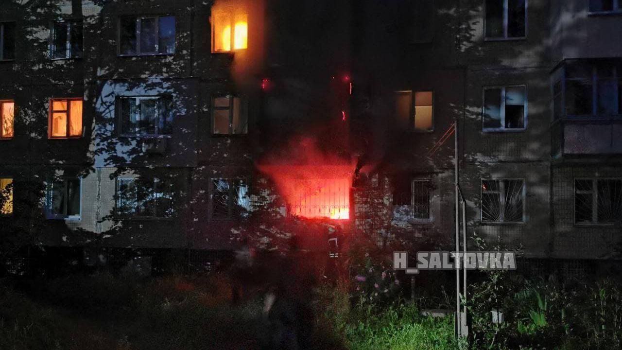 Вогонь перекинувся на сусідні поверхи: у Харкові спалахнув житловий будинок – відео