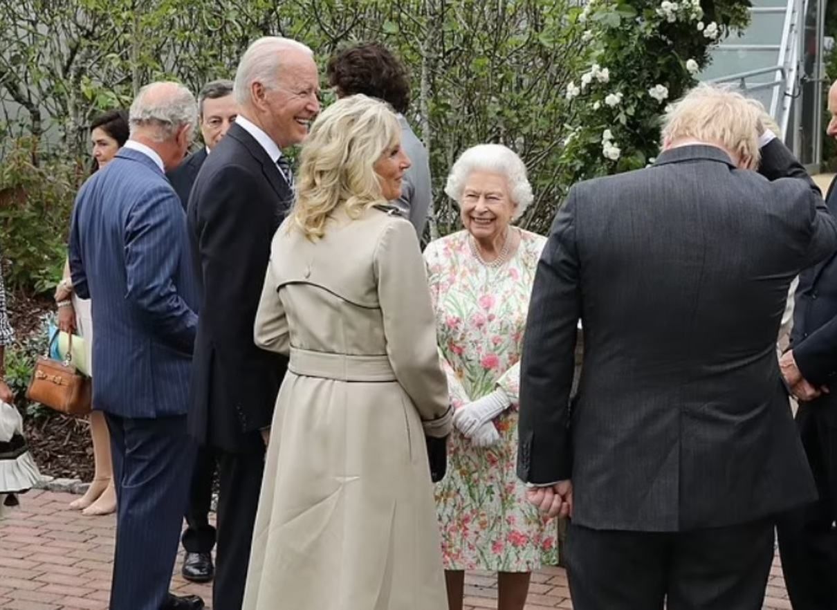 Байден нарушил королевский протокол на саммите Большой семерки Байден нарушил королевский протокол на саммите Большой семерки