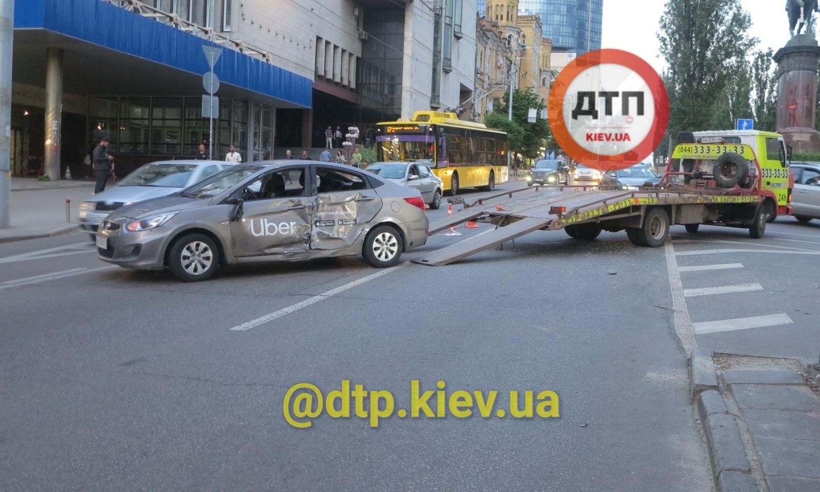 У Києві таксі зіштовхнулося з мотоциклом