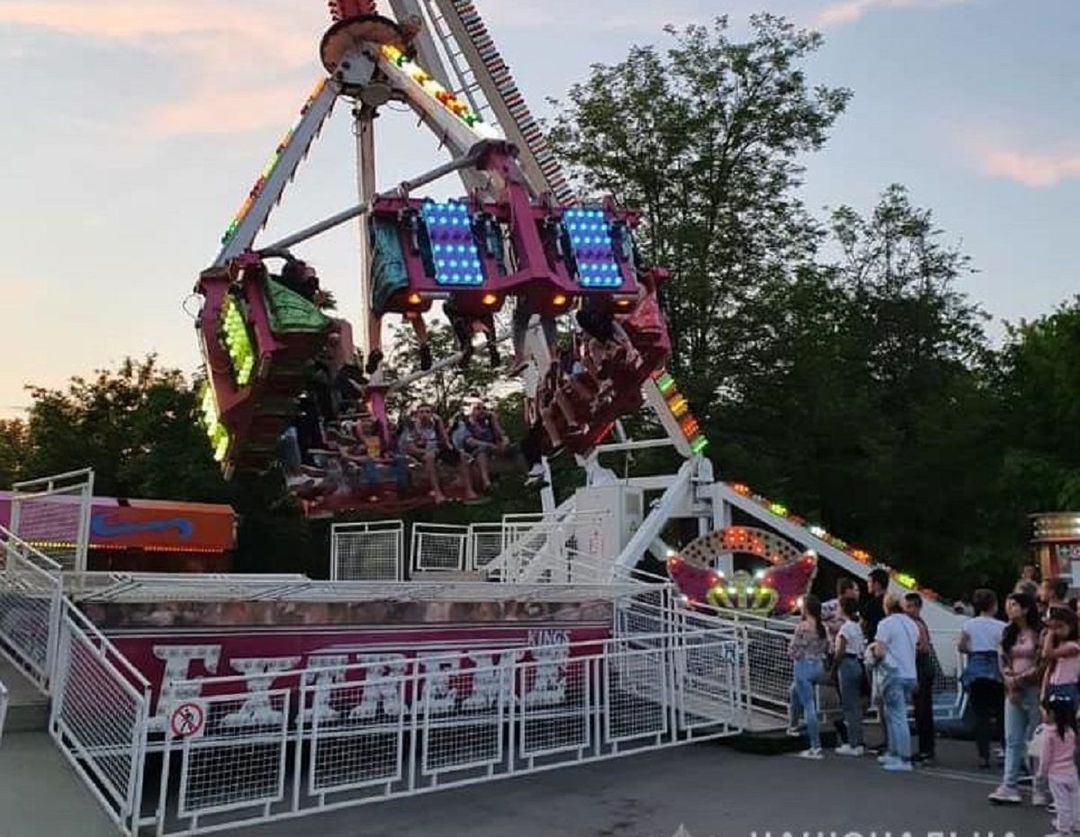 На Николаевщине сломался аттракцион, есть травмированные: жуткое видео На Николаевщине сломался аттракцион, есть травмированные: жуткое видео