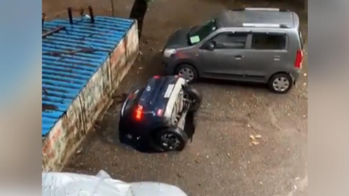 В Индии после многодневной ливни машины уходят под землю: видео