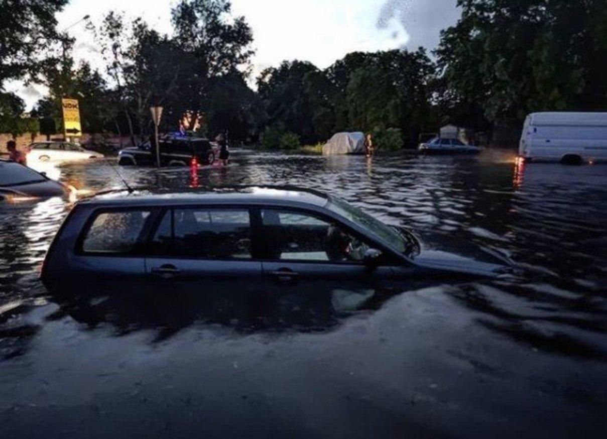 У Запоріжжі негода 13 червня: машини затопило, рух зупинився