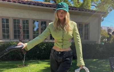 Эльза Хоск покорила стильным образом в зеленой кепке и салатовом кардигане: фото