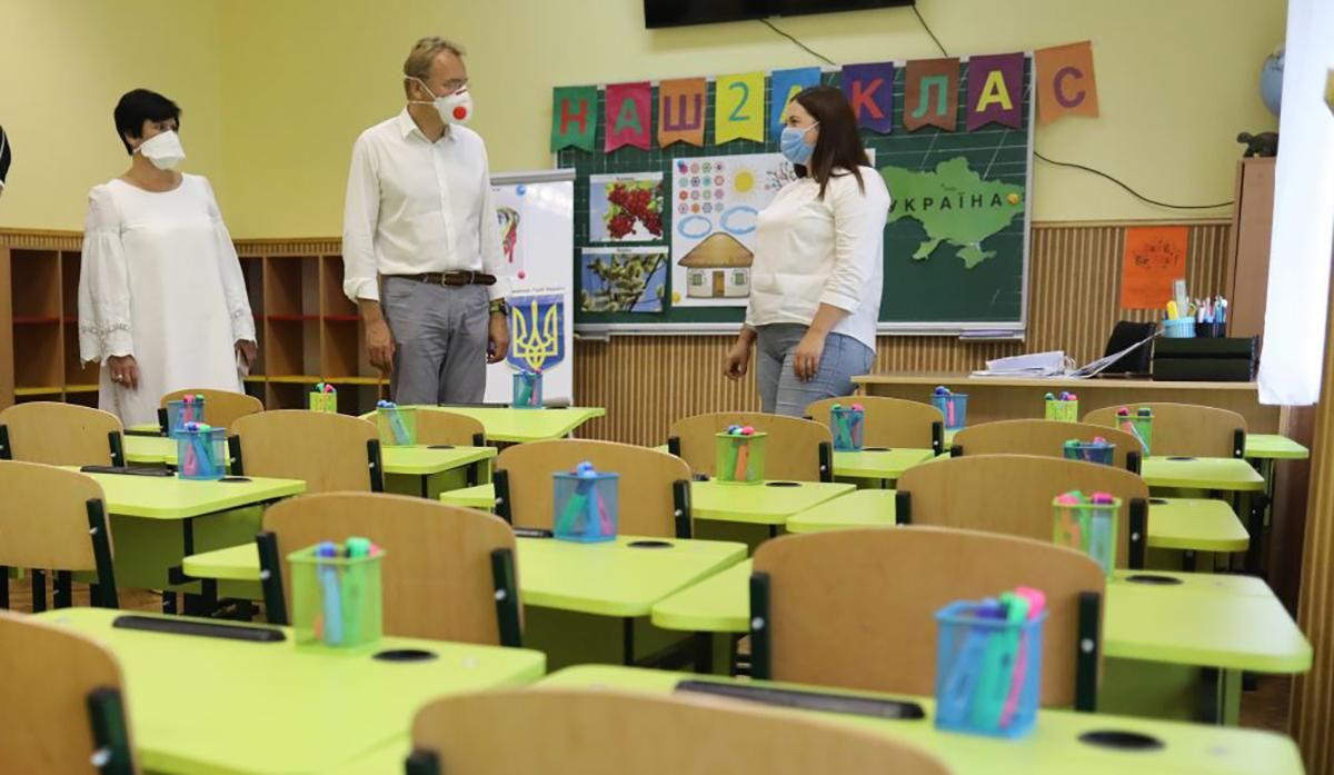 Директорам шкіл на Львівщині підвищили зарплату до 27 тисяч гривень Директорам шкіл на Львівщині підвищили зарплату до 27 тисяч гривень