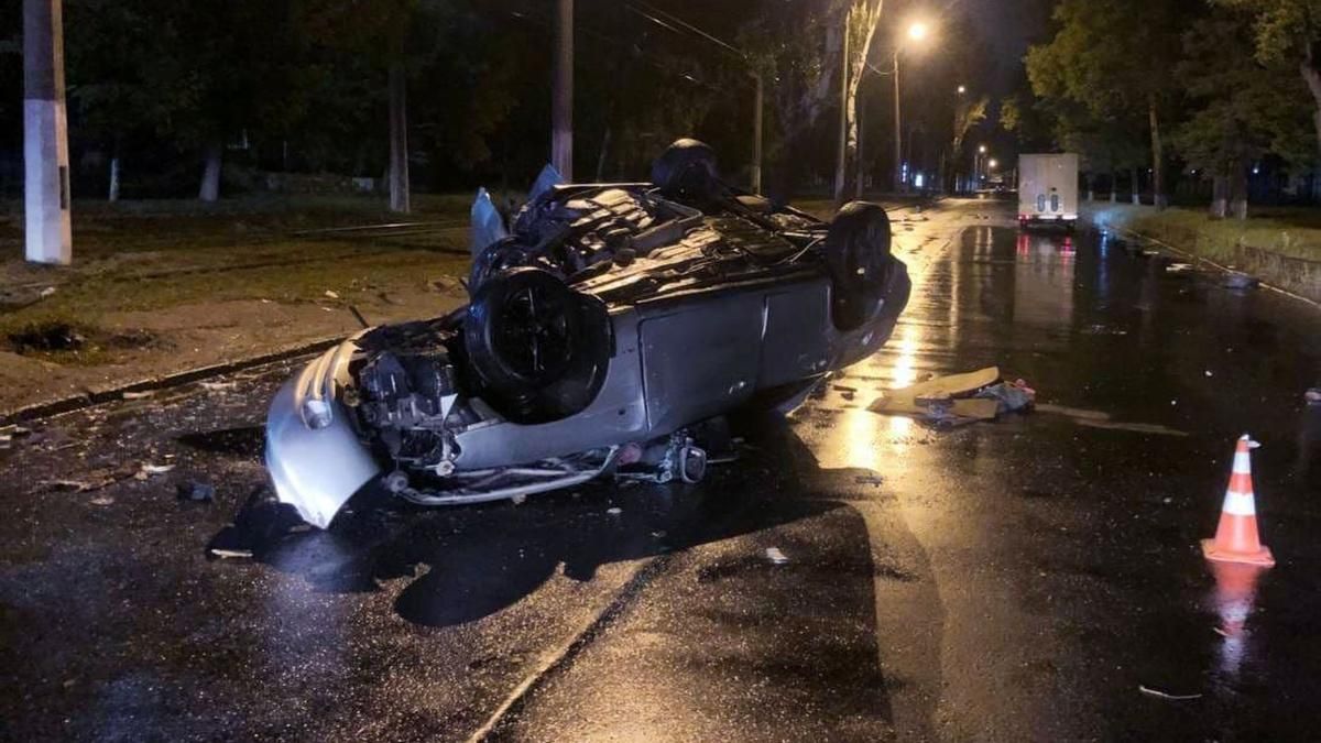 В Одесі авто перекинулось і загинула дівчина: зіткнувся з деревом В Одесі авто перекинулось і загинула дівчина: зіткнувся з деревом
