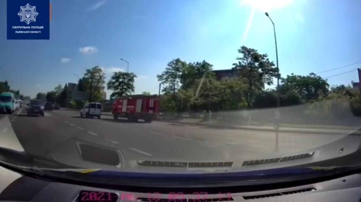 У Львові водій не пропустив авто ДСНС, яке їхало гасити пожежу: відео