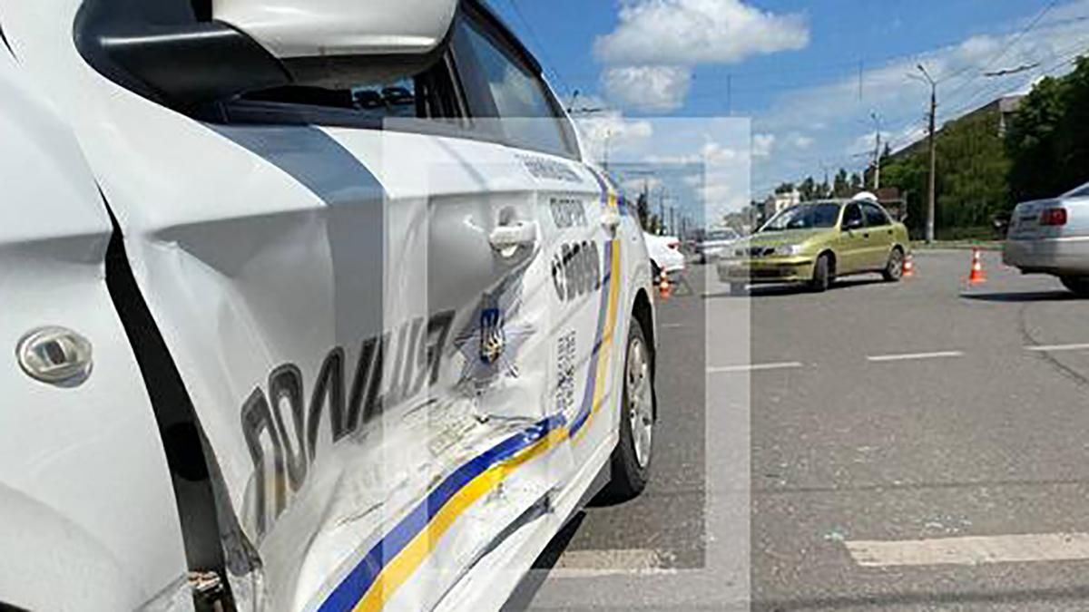 В Кривом Роге легковушка влетела в автомобиль полиции охраны фото