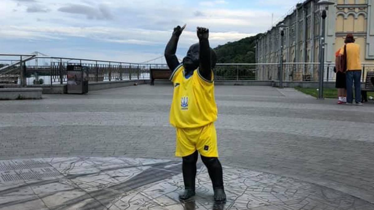 В Киеве статуи малышей-основателей одели в форму сборной: фото