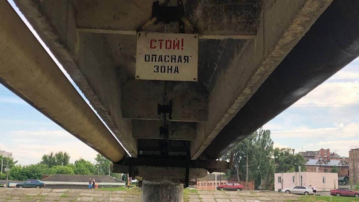 У Харкові чоловік із велосипедом впав із дамби: відео порятунку У Харкові чоловік із велосипедом впав із дамби: відео порятунку