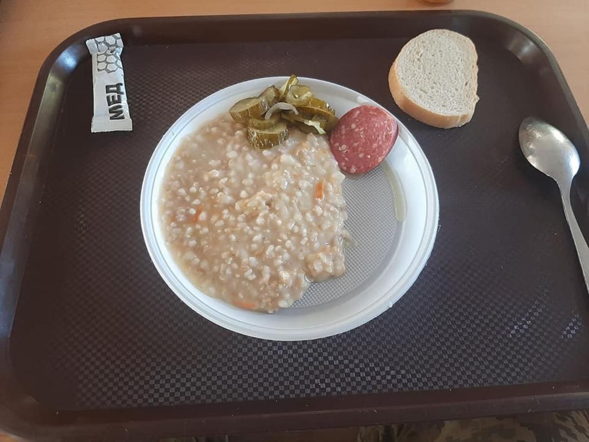 В сети запостили фото ужасной пищи военных: в ООС говорят, что фейк