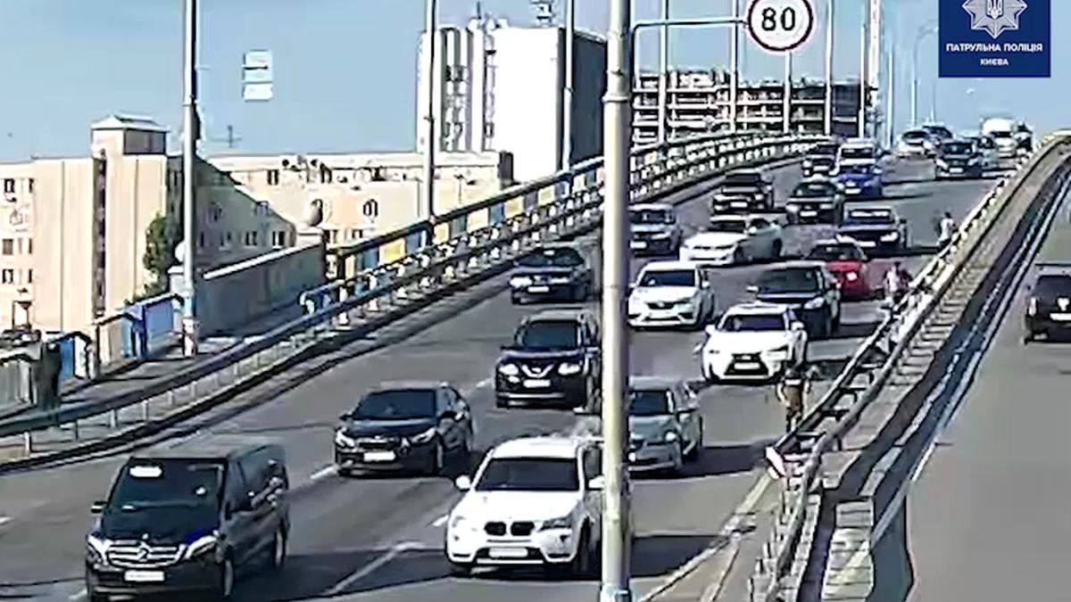 У Києві водій BMW на повному ходу влетів у Skoda У Києві водій BMW на повному ходу влетів у Skoda