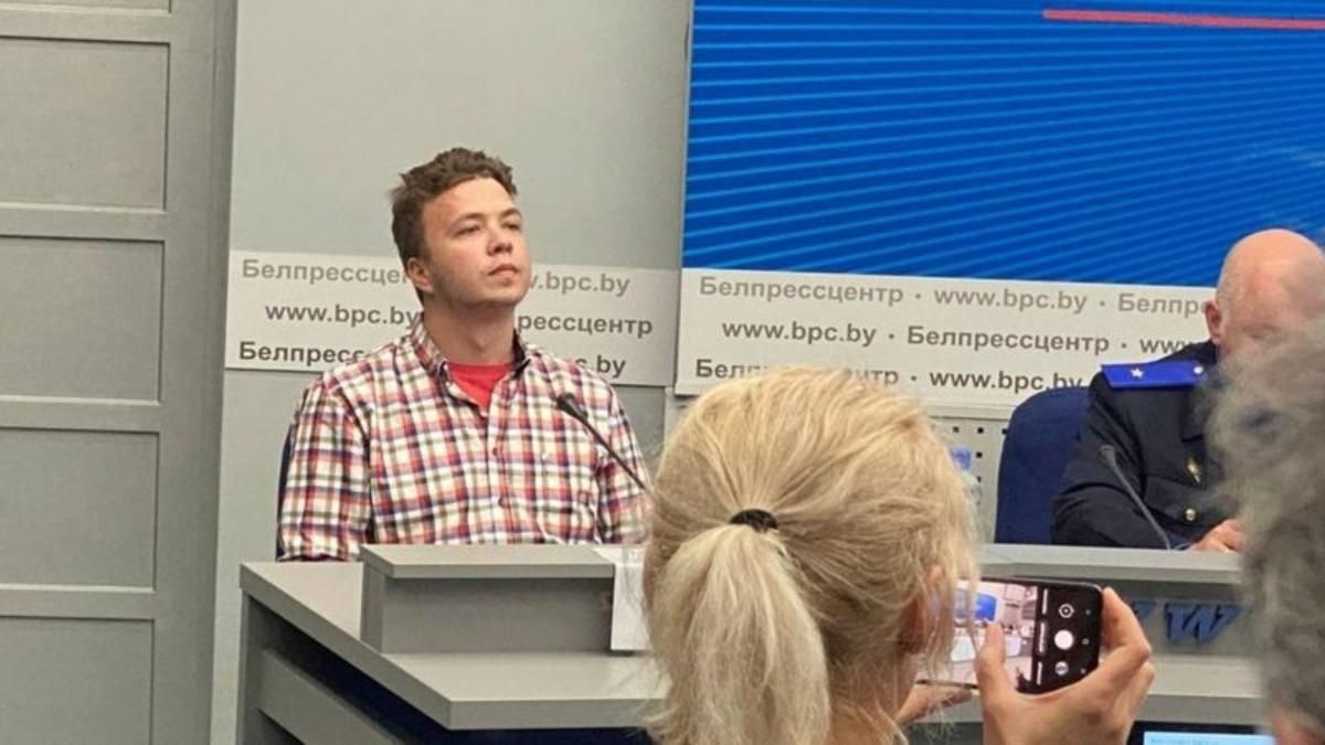 Протасевича несподівано привели на брифінг білоруських силовиків: відео Протасевича несподівано привели на брифінг білоруських силовиків: відео