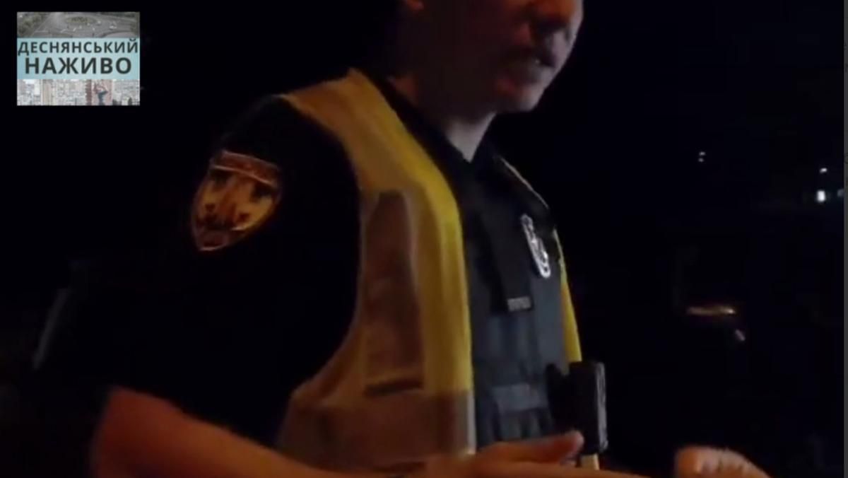 В Киеве патрульный выбил телефон из рук заявительницы В Киеве патрульный выбил телефон из рук заявительницы