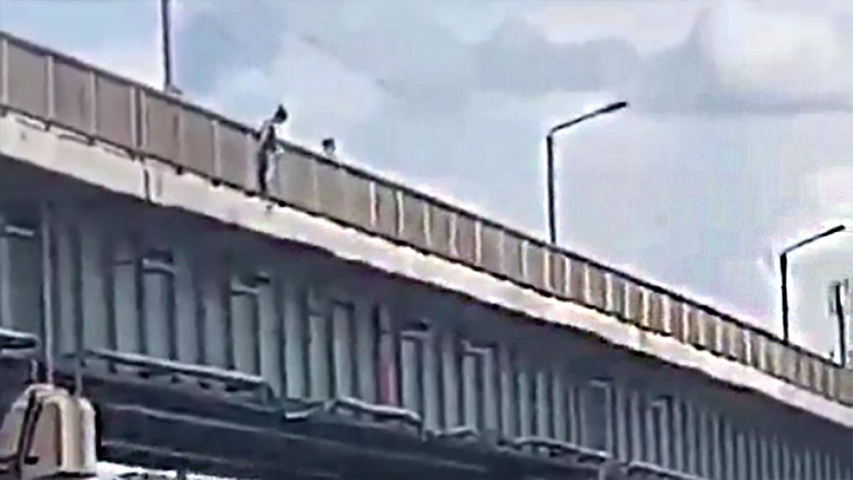 У Дніпрі дівчина стрибнула з моста: її в цей момент знімали відео