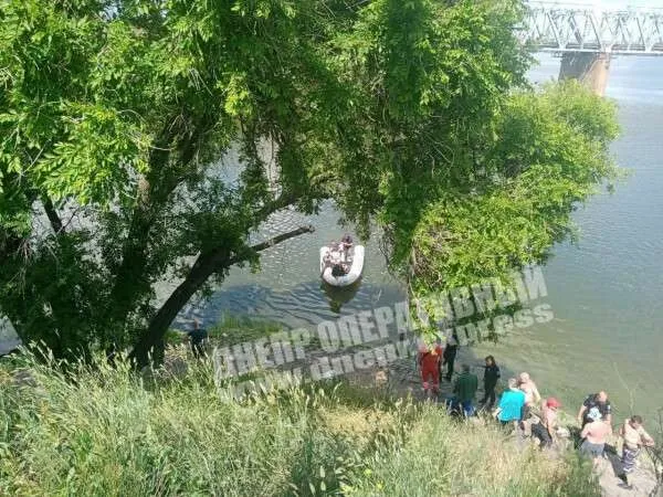 Дівчина стрибнула з моста Дніпро Поліція Швидка допомога Потерпіла 
