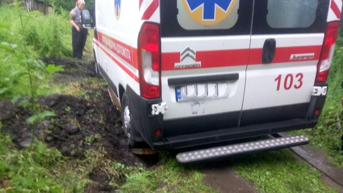 Под Киевом скорая застряла в грязи во время поездки к пациенту Под Киевом скорая застряла в грязи во время поездки к пациенту