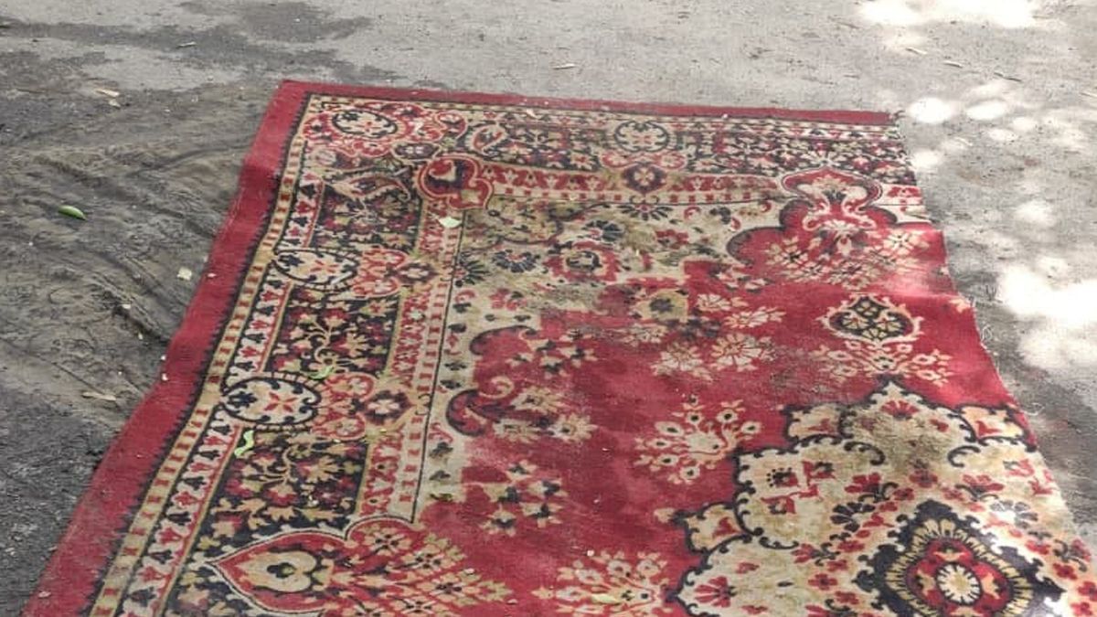 У Києві залатали ями на дорозі килимами У Києві залатали ями на дорозі килимами