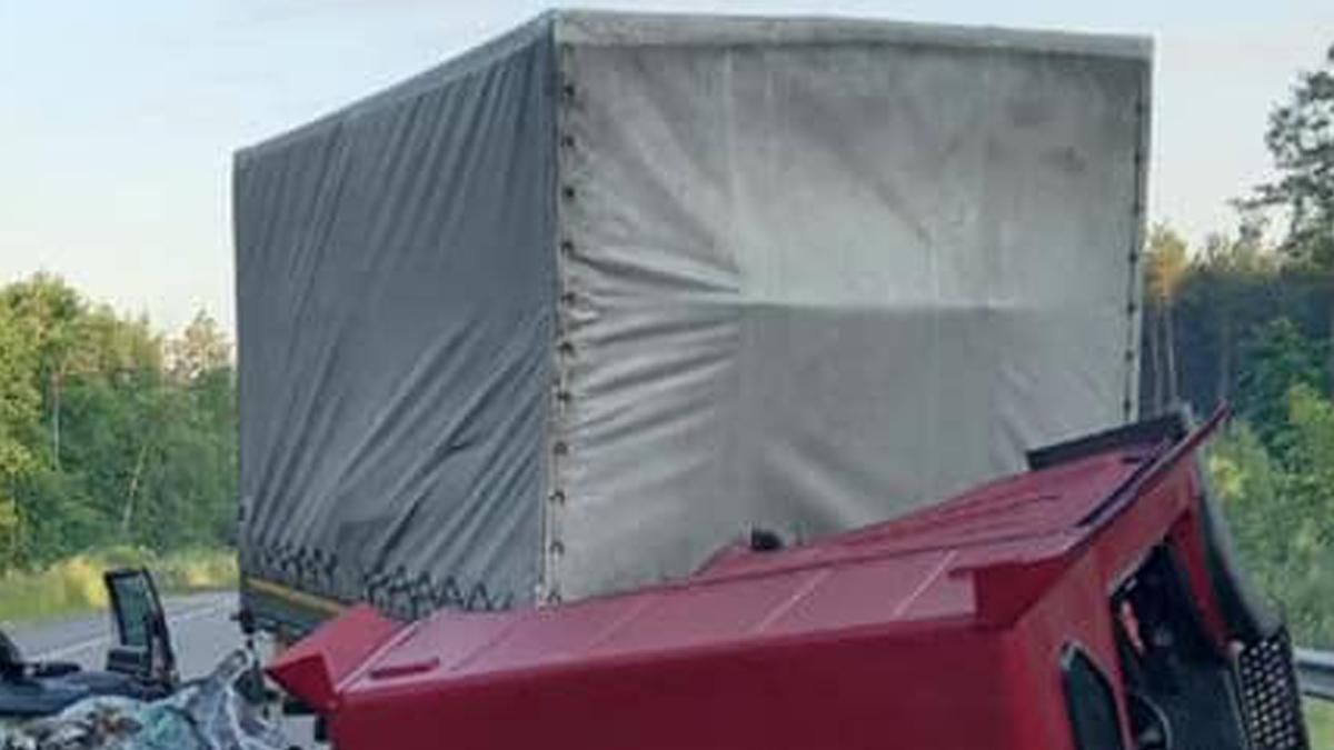 Смертельное ДТП в Киевской области: столкнулись грузовик с легковиком Смертельное ДТП в Киевской области: столкнулись грузовик с легковиком