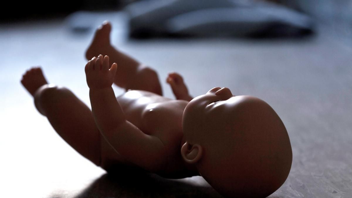 На Дніпропетровщині вбили 4-місячну дитину: кидала через розбите вікно