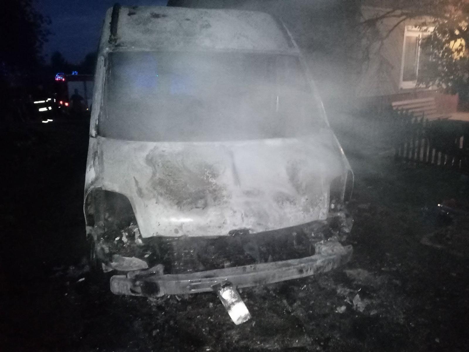 Залишився лише кузов: на Львівщині вщент згорів мікроавтобус – фото Залишився лише кузов: на Львівщині вщент згорів мікроавтобус – фото