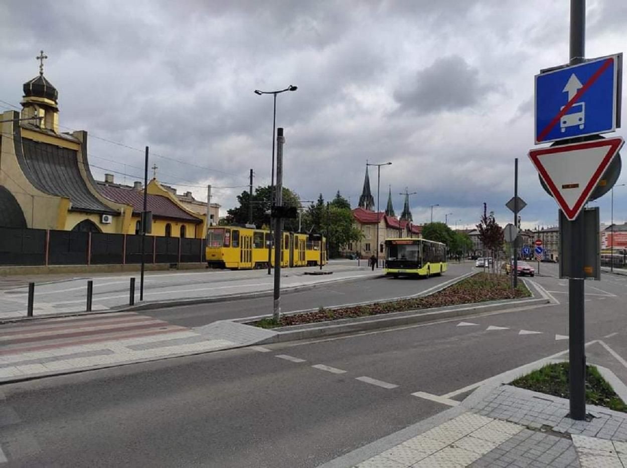 Біля Головного залізничного вокзалу Львова встановлюють розумні світлофори: фото Біля Головного залізничного вокзалу Львова встановлюють розумні світлофори: фото