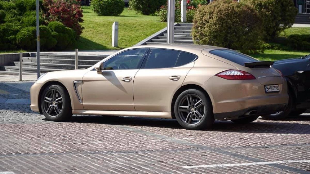 Судья Аблов приехал на работу на золотом Porsche Panamera Судья Аблов приехал на работу на золотом Porsche Panamera