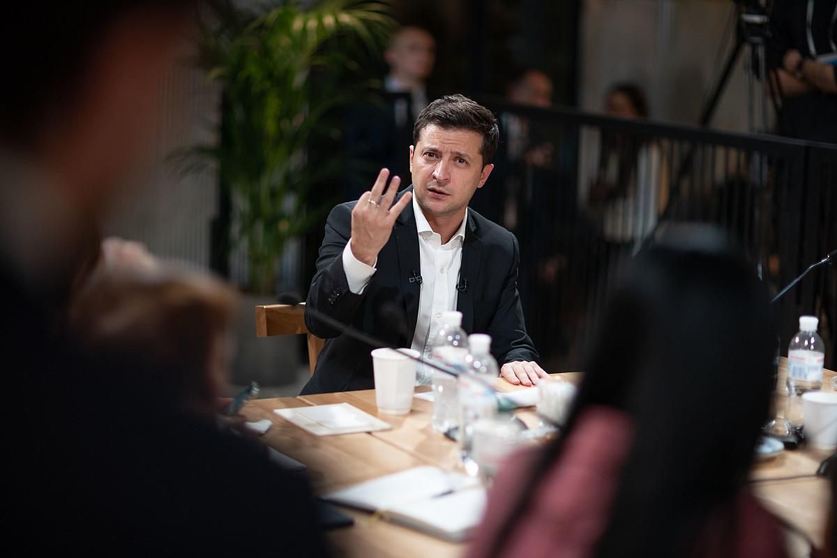 Зеленський почастував американських журналістів салом Зеленський почастував американських журналістів салом