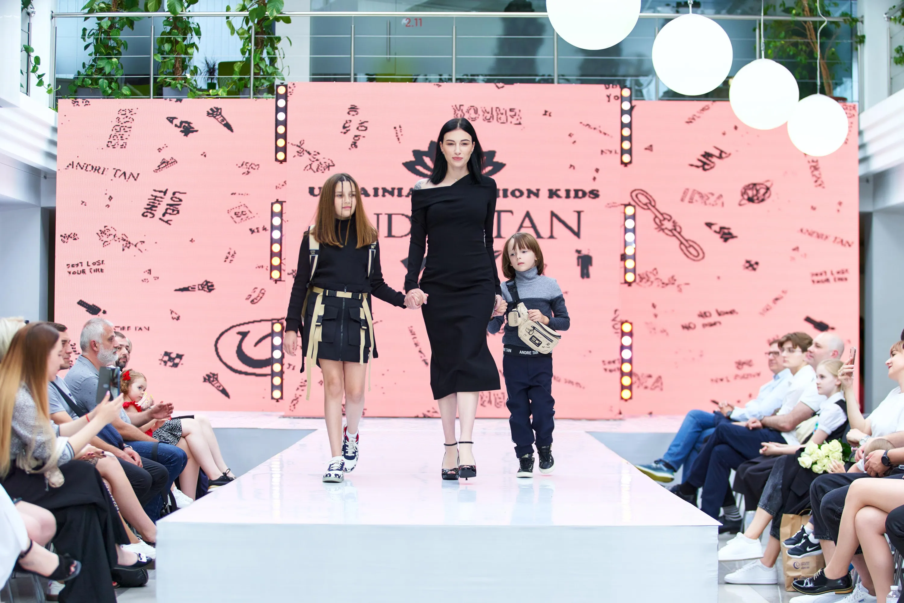 Андре Тан та бренд YES представили колекцію рюкзаків