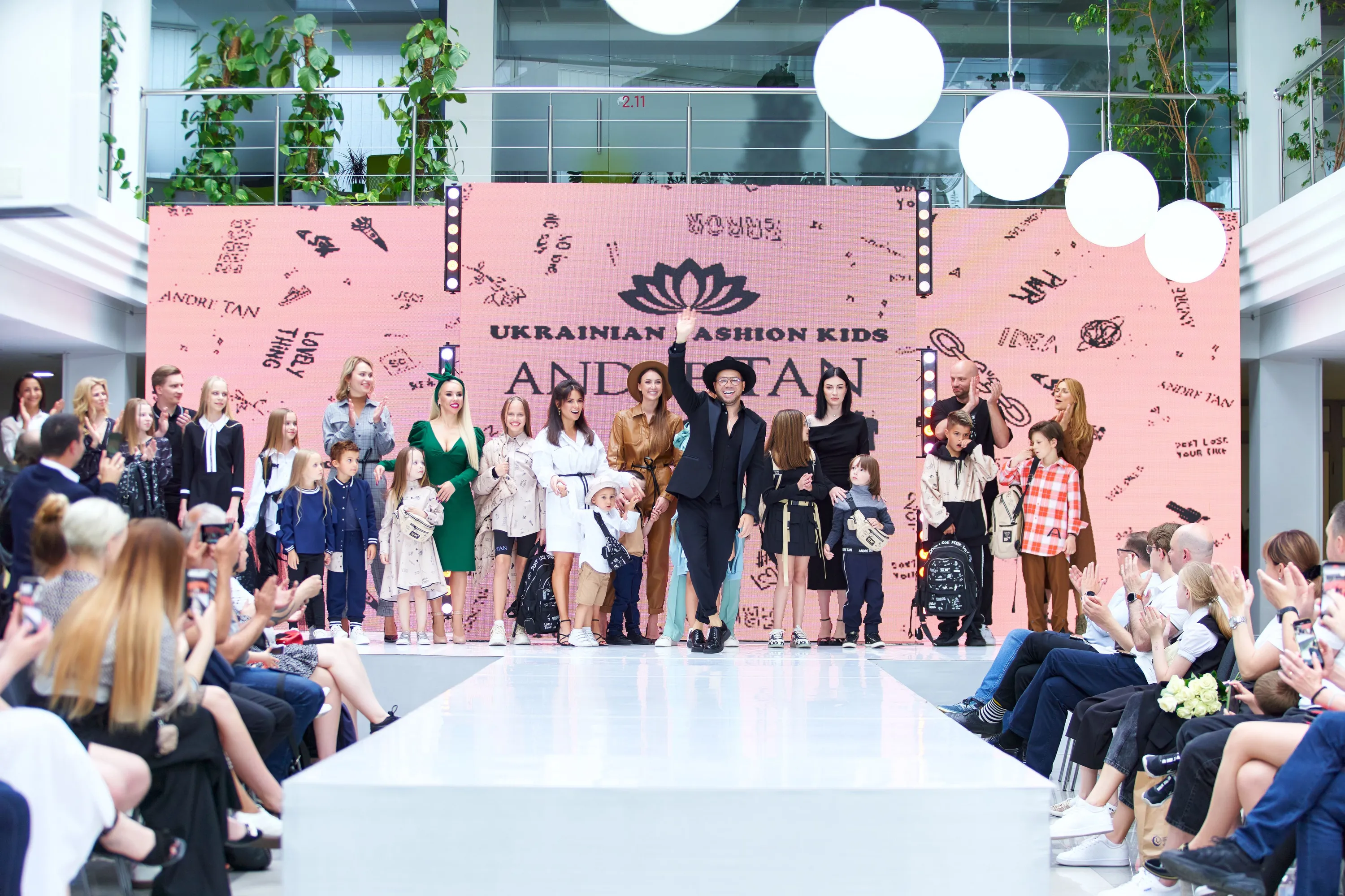 Андре Тан та бренд YES представили колекцію рюкзаків