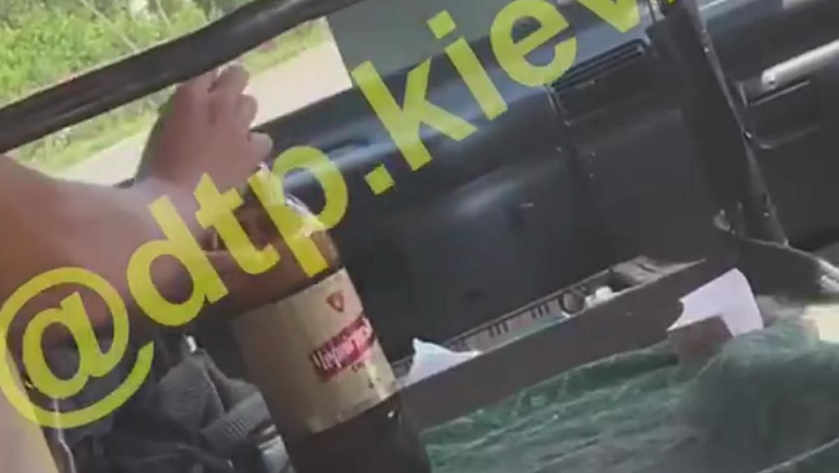 В Киеве сняли на видео маршрутчика, который пьет пиво за рулем