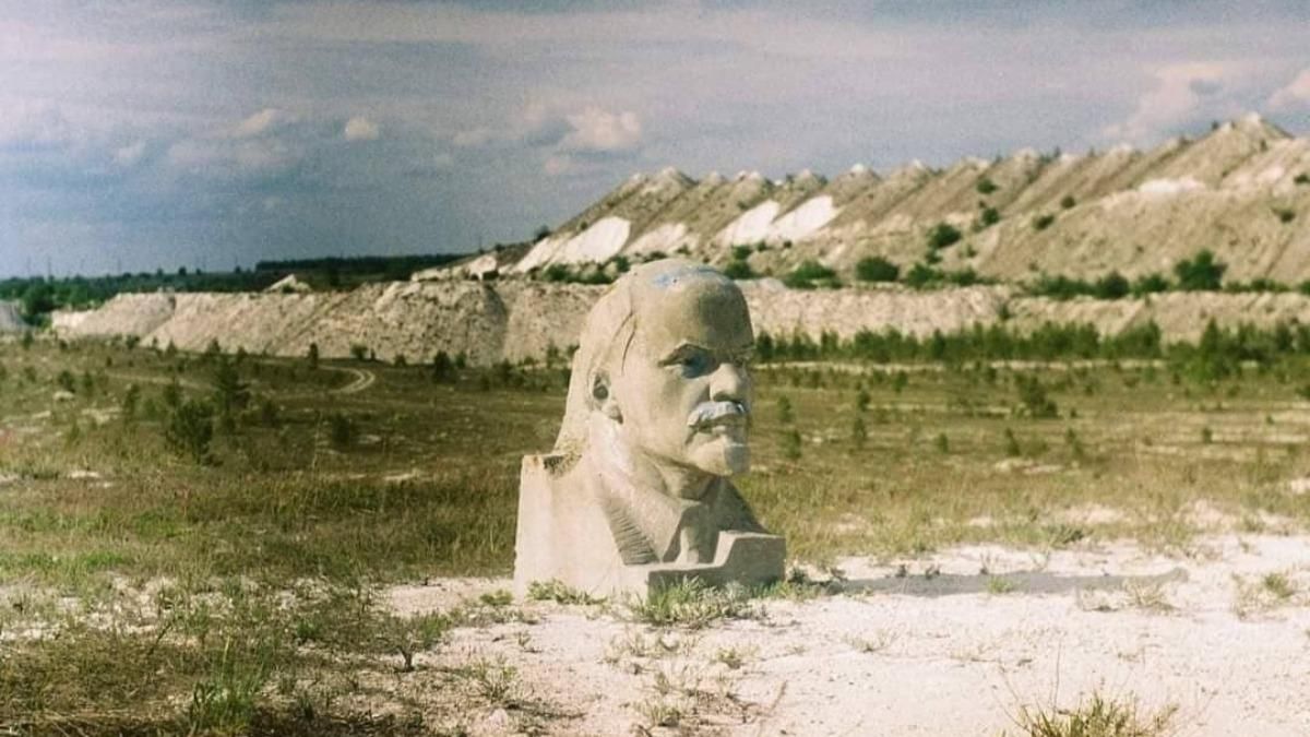 У кар’єрі на Луганщині демонтували величезний бюст Леніна: фото У кар’єрі на Луганщині демонтували величезний бюст Леніна: фото