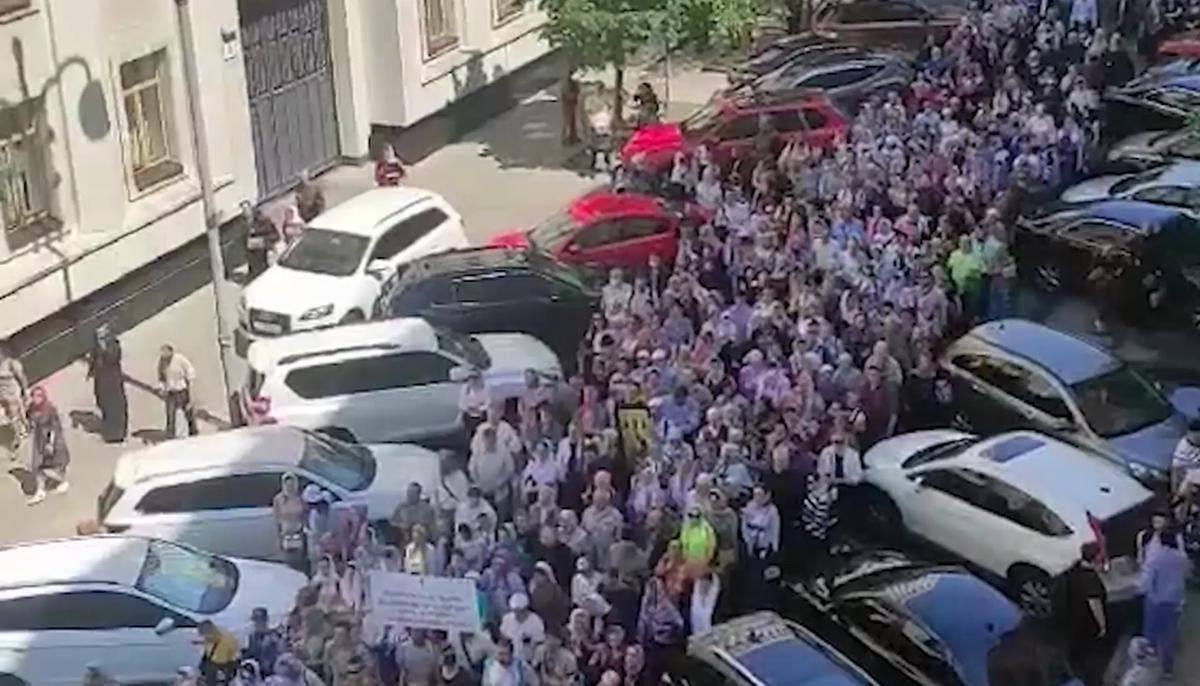 Парафіяни УПЦ МП пройшли хресною ходою до Офісу Президента Парафіяни УПЦ МП пройшли хресною ходою до Офісу Президента