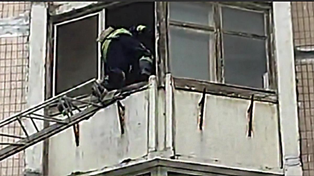 В Одессе дедушка хотел прыгнуть с балкона: видео спасения